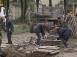 Реконструкция «полтинника»: укладывают тротуарную плитку и готовят площадку под размещение игрового комплекса