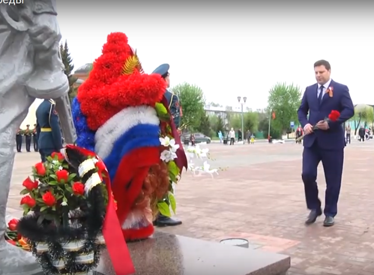 Без парада, но с почестями. В день Великой Победы глава округа Евгений Рычков возложил венки и цветы к памятнику воинам, павшим в боях Великой Отечественной Войны.