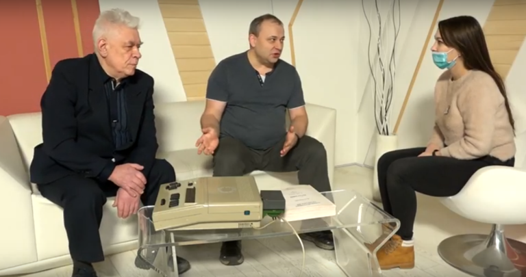 Не видит глазами, лишь чувствует душой.