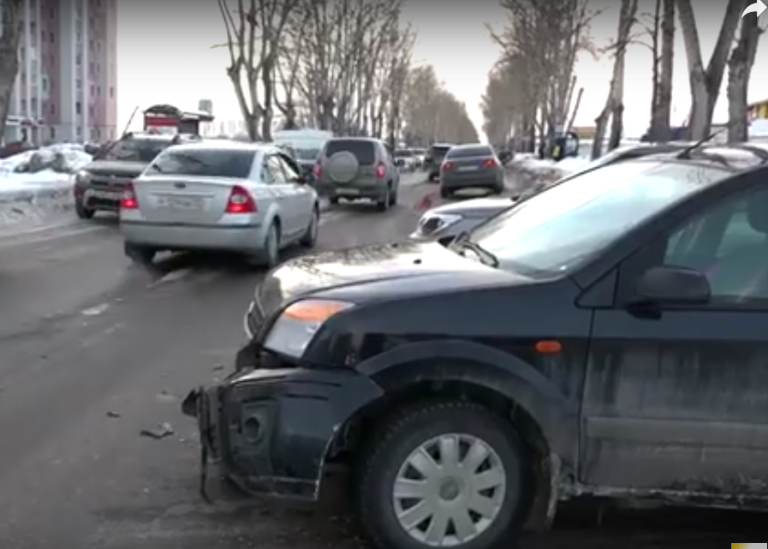 Сразу две аварии, случившиеся практически друг за другом сегодня во второй половине дня на Владимирском шоссе, затруднили въезд и выезд транспорта из города.