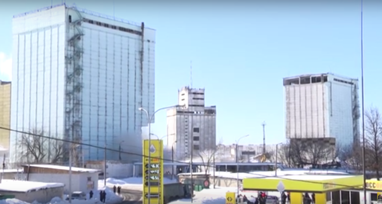 Сегодня в Муроме взрывотехники продолжили работы по сносу старого неиспользуемого здания бывшего элеватора.