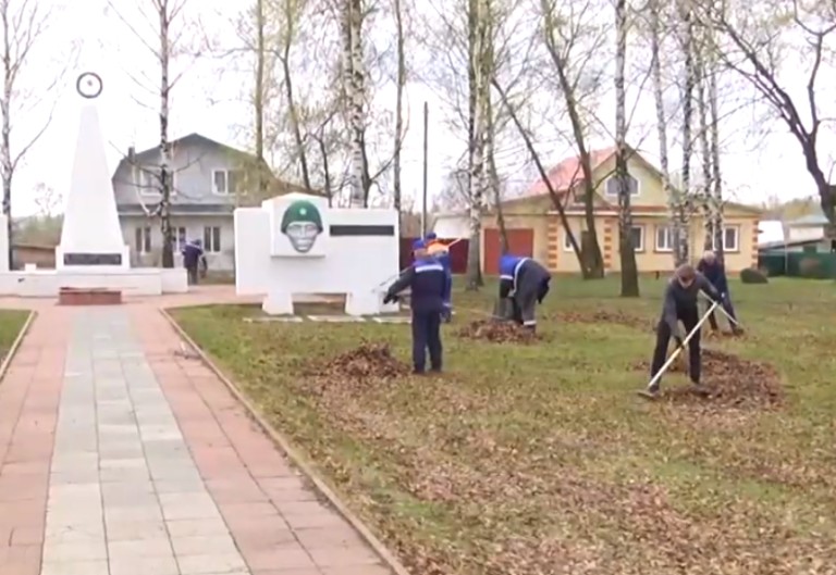 Муромские газовики навели чистоту и порядок в Дмитриевской слободе у мемориала памяти солдатам