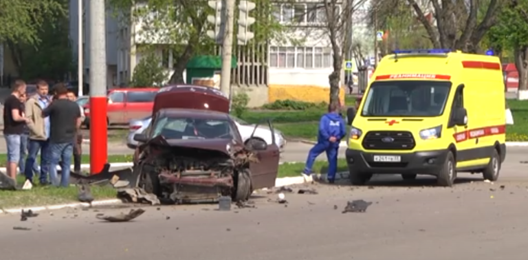 Автоавария на регулируемом перекрестке улиц Ленина и Заводской