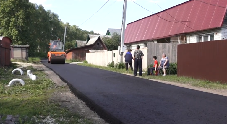 Дорожники укладывают асфальт в частном секторе