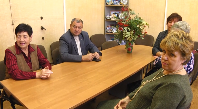 В День пожилого человека награждали тех, кто много лет трудится в ветеранских организациях