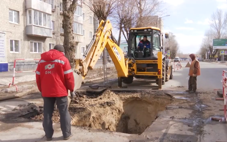 На улице Льва Толстого начался ремонт на канализационном коллекторе