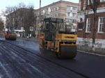 На улице Льва Толстого укладывают новый асфальт