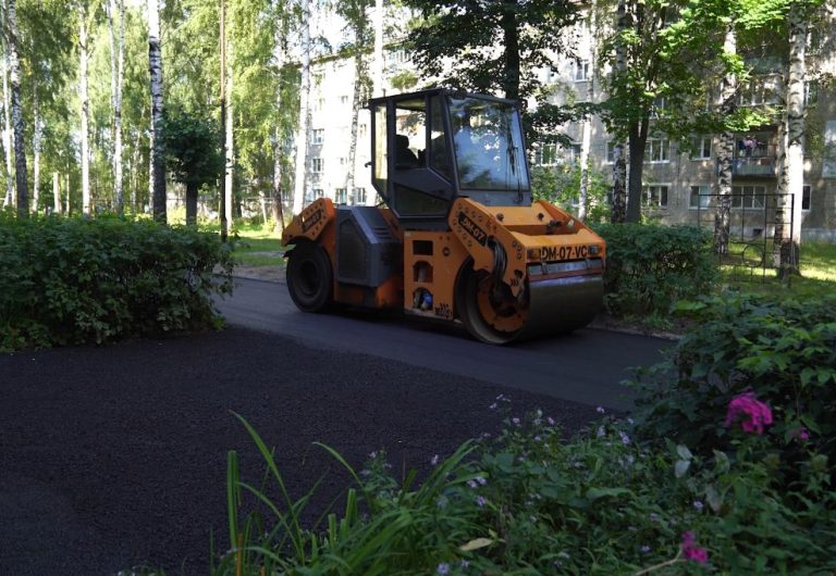 Три двора на Орловской закатали в асфальт