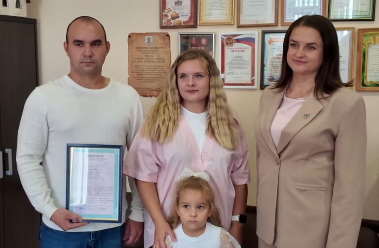 Ещё одна молодая муромская семья получила денежный сертификат на покупку жилья