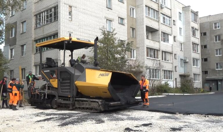 По плану главы округа дорожники асфальтируют дворовые территории в Нежиловке