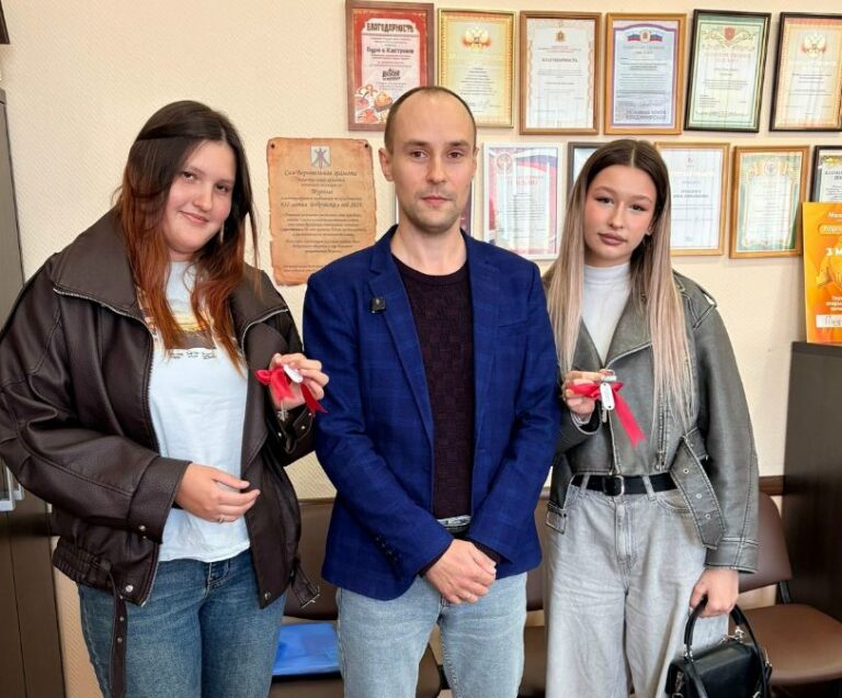 Счастливые обладатели собственных квартир: поддержка администрации округа детей-сирот
